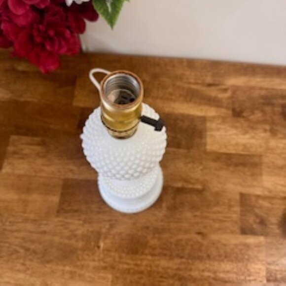 Vintage Hobnail Milk Glass Table Lamp White and Brass Accent Tested and Working - Picture 4 of 7